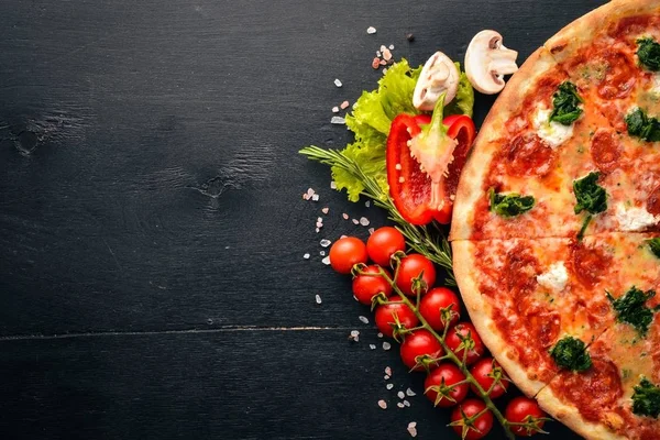 Napolitansk Pizza Spenat Gorgonzola Ost Korv Salami Trä Bakgrund Ovanifrån — Stockfoto