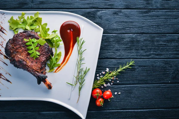 Bife Osso Com Tomates Uma Avelã Bife Fiorentino Fundo Madeira — Fotografia de Stock