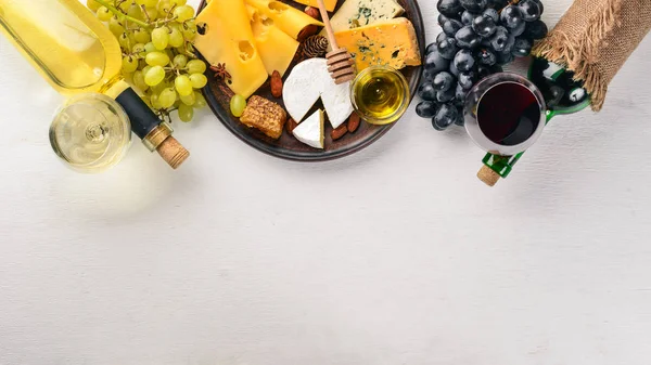 Fundo Comida Com Queijo Blocos Queijo Mofado Uvas Mel Nozes — Fotografia de Stock