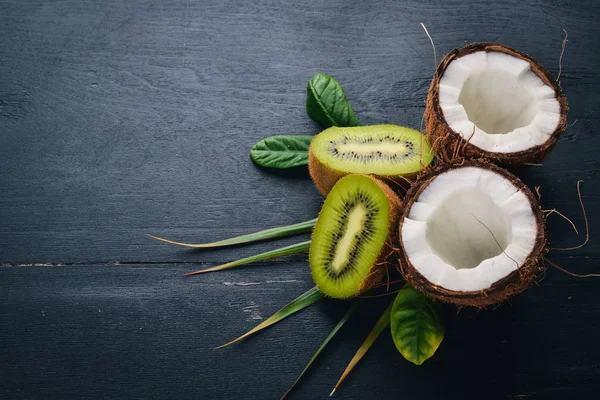 Cocos Kiwi Sobre Fondo Madera Frutas Tropicales Frutos Secos Vista — Foto de Stock