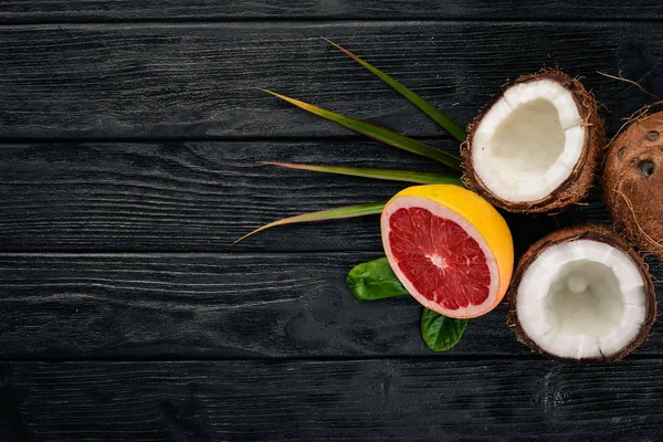 Coco Pomelo Frutas Frescas Sobre Fondo Madera Vista Superior Espacio —  Fotos de Stock