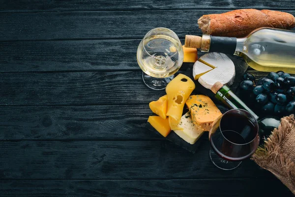 Láhev Vína Hroznové Víno Sýr Dřevěnou Pozadí Sýr Niva Gorgonzola — Stock fotografie