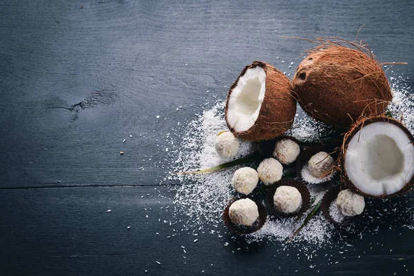 Hindistan cevizi, Hindistan cevizi cips ve Hindistan cevizi şeker. Üstten Görünüm. Metin için boş alan.