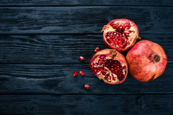 Granaatappel Vers Fruit Een Houten Achtergrond Bovenaanzicht Vrije Ruimte Voor — Stockfoto