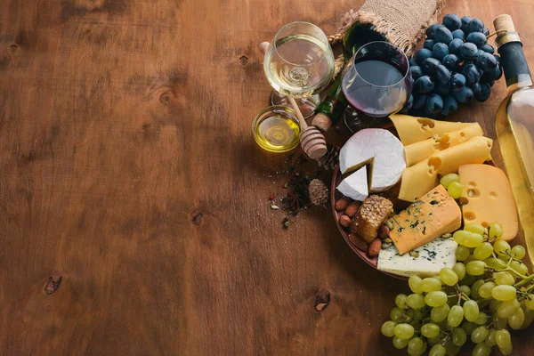 Una Botella Vino Una Gran Variedad Quesos Miel Nueces Especias —  Fotos de Stock