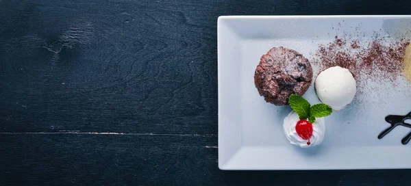 Çikolatalı dondurmalı kek. Ahşap bir arka plan üzerinde. Metniniz için boş alan. Üstten Görünüm.