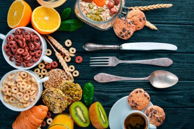 Kahve, portakal suyu, kruvasan, tahıl ve meyve ile kahvaltı. Dengeli beslenme.