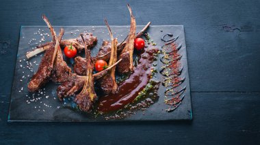 Fırında kaburga ızgara. Koyun eti. Bir kuzu taşırlar. Tagliateli İtalyan mutfağı. Metniniz için boş alan. Üstten Görünüm.