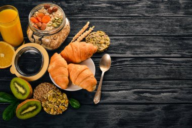 Sağlıklı Diyet kahvaltı. Fındık, yulaf gevreği, meyve, kruvasan, ahşap bir yüzey üzerinde. Üstten Görünüm. Metin için boş alan.