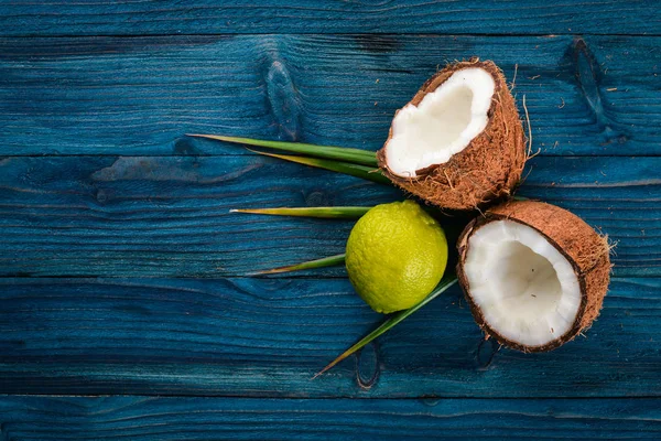 ココナッツとライム 新鮮な果物 木製の背景 平面図です テキスト用の空き容量 — ストック写真