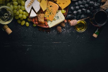 Peynir, şarap, tatlım, fındık ve Baharatlar, ahşap bir masa üzerinde bir şişe ürün yelpazesine. Üstten Görünüm. Metin için boş alan.