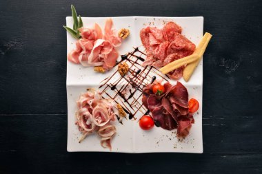 Et lezzetleri Yaylası. Salam, prolshutto, kurutulmuş et, sosis. İtalyan mutfağı. Metniniz için boş alan. Üstten Görünüm.