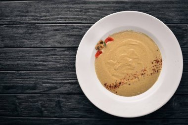 Mantar püresi çorba. Ahşap bir arka plan üzerinde. Metniniz için boş alan. Üstten Görünüm.