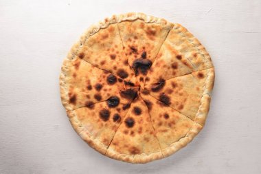 Pizza volkan. Gorgonzola peyniri, domates, taze sebze ve baharat. Ahşap bir arka plan üzerinde. Metniniz için boş alan. Üstten Görünüm.