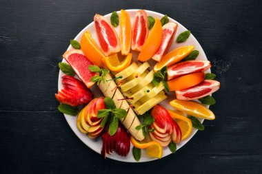 Dilimleme meyve. Portakal, greyfurt, kivi muz, mandarin. Tagliateli. Metniniz için boş alan. Üstten Görünüm.