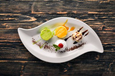 Antep fıstığı, portakal, çikolata tadı ile Panakota. Ahşap bir arka plan üzerinde. Metniniz için boş alan. Üstten Görünüm.