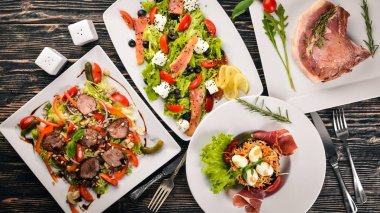 Gıda. Salata sebze, somon, Dana eti, biftek, et. Ahşap bir arka plan üzerinde. Üstten Görünüm. Metin için boş alan.