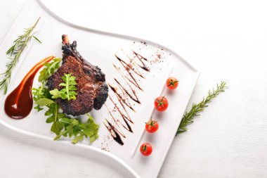 Domates ve bir fındık ile bir kemik biftek. Biftek Fiorentino. Ahşap bir arka plan üzerinde. Metniniz için boş alan. Üstten Görünüm.