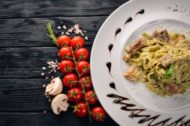 Makarna beyaz mantar ve krema sos ile. Tagliateli İtalyan mutfağı. Metniniz için boş alan. Üstten Görünüm.