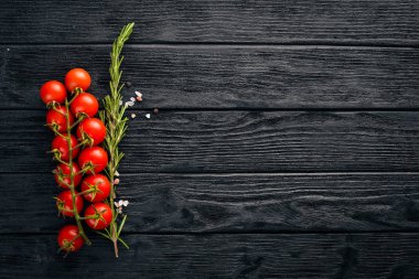 Yemek pişirmek için hazırlık. Kiraz domates. Taze sebze ve baharat ahşap arka plan üzerinde. Üstten Görünüm