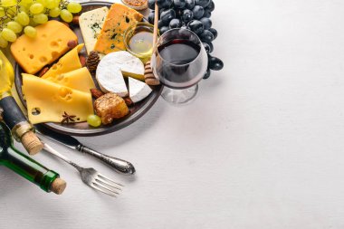 Gıda arka plan peynir ile. Küflü peynir, üzüm, bal, beyaz arka plan üzerinde fındık bloklarını. Uzay kopyalayın. Üstten Görünüm.