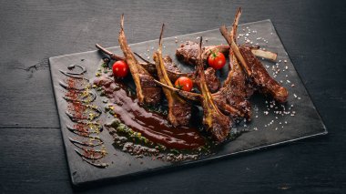 Fırında kaburga ızgara. Koyun eti. Bir kuzu taşırlar. Tagliateli İtalyan mutfağı. Metniniz için boş alan. Üstten Görünüm.