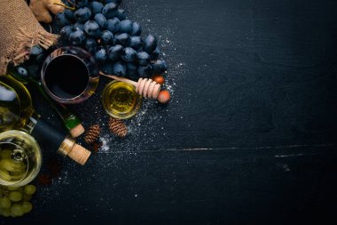 Peynir, şarap, tatlım, fındık ve Baharatlar, ahşap bir masa üzerinde bir şişe ürün yelpazesine. Üstten Görünüm. Metin için boş alan.