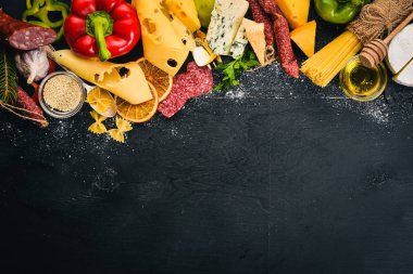 Bir şişe şarap, peynir ve ahşap arka plan üzerinde geleneksel sosis. Brie peyniri, mavi peynir, gorgonzola, fuete, salam. Metin için özgür yer. Üstten Görünüm.