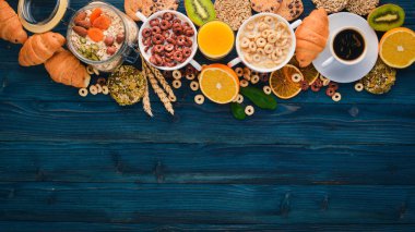 Kahve, portakal suyu, kruvasan, tahıl ve meyve ile kahvaltı. Dengeli beslenme.