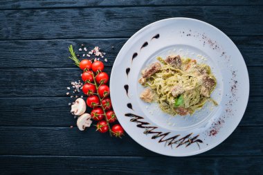 Makarna beyaz mantar ve krema sos ile. Tagliateli İtalyan mutfağı. Metniniz için boş alan. Üstten Görünüm.