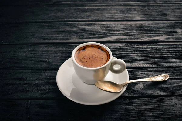 Secangkir Kopi Espresso Dengan Latar Belakang Kayu Gelap Pemandangan Bagus — Stok Foto