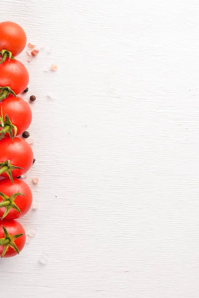 Wiśniowe Pomidory Gałązka Tle Drewnianych Widok Góry — Zdjęcie stockowe