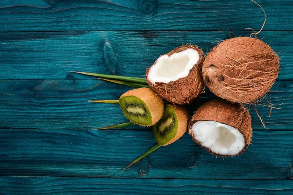 Kókuszdió Fából Készült Háttér Kiwi Trópusi Gyümölcsök Diófélék Felülnézet Szabad — Stock Fotó