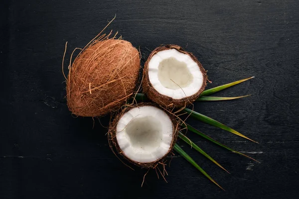 Coco Sobre Fondo Madera Frutas Tropicales Frutos Secos Vista Superior — Foto de Stock