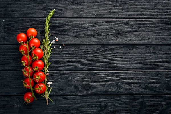 Przygotowanie Gotowania Wiśniowe Pomidory Świeże Warzywa Przyprawy Tle Drewnianych Widok — Zdjęcie stockowe