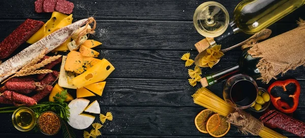 什锦奶酪 葡萄酒 传统香料和新鲜蔬菜的木制背景 乳酪干酪 蓝干酪 戈贡佐拉 Fuete 意大利香肠 意大利和西班牙菜 自由空间 — 图库照片