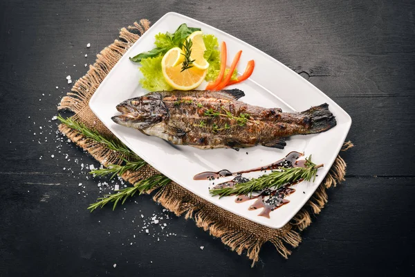 用蔬菜和香料烤的鱼鳟鱼 在木制背景上 顶部视图 文本的可用空间 — 图库照片