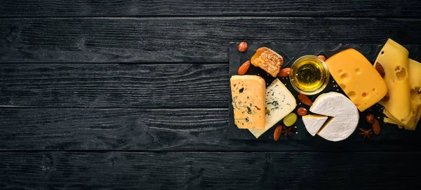 ブドウ 赤ワイン チーズ 木製の背景上のナッツ トップ ビュー — ストック写真