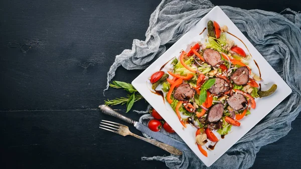 송아지 샐러드 양상추와 신선한 야채는 접시에 최고의 있습니다 텍스트에 — 스톡 사진
