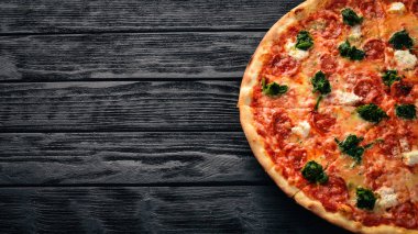 Napolice Pizza. Ispanak, gorgonzola peyniri, sosis salam. Ahşap bir arka plan üzerinde. Üstten Görünüm.