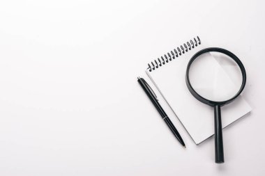 Mühendisin Resepsiyon. Üstten Görünüm. Beyaz bir arka plan üzerinde. Metin için boş alan.