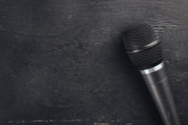 Ahşap bir siyah masa üzerinde mikrofon. Stüdyo. Üstten Görünüm. Metin için özgür yer. Kopya alanı.