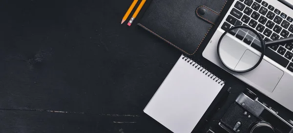 Escritorio Oficina Ordenador Portátil Cámara Calculadora Gafas Regla Pluma Lápiz — Foto de Stock