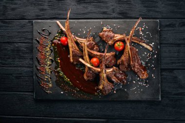 Fırında kaburga ızgara. Koyun eti. Bir kuzu taşırlar. Tagliateli İtalyan mutfağı. Metniniz için boş alan. Üstten Görünüm.