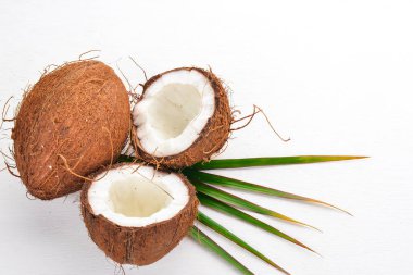 Ahşap bir zemin üzerine Hindistan cevizi. Tropikal meyve ve fındık. Üstten Görünüm. Metin için boş alan.