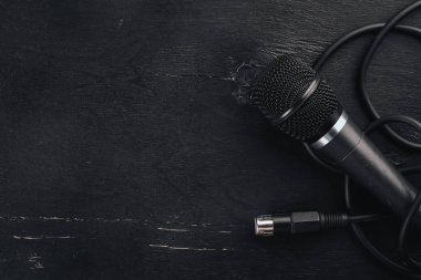 Ahşap bir siyah masa üzerinde mikrofon. Stüdyo. Üstten Görünüm. Metin için özgür yer. Kopya alanı.