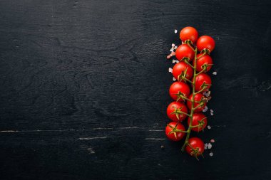 Ahşap arka plan üzerinde ince bir dal kiraz domates. Üstten Görünüm.