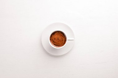 Espresso kahve Kupası Beyaz ahşap zemin üzerinde. Üstten Görünüm. Metin için boş alan.