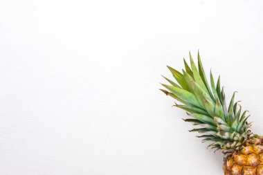 Ananas ahşap arka plan üzerinde. Üstten Görünüm. Metin için boş alan.