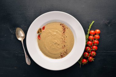 Mantar püresi çorba. Ahşap bir arka plan üzerinde. Metniniz için boş alan. Üstten Görünüm.